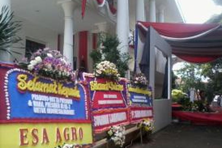 Karangan bunga yang berisi ucapan selamat atas terpilihnya Prabowo Subianto menjadi Presiden RI yang dipasang di halaman depan rumah Polonia Jakarta Timur, Kamis (10/7/2014)