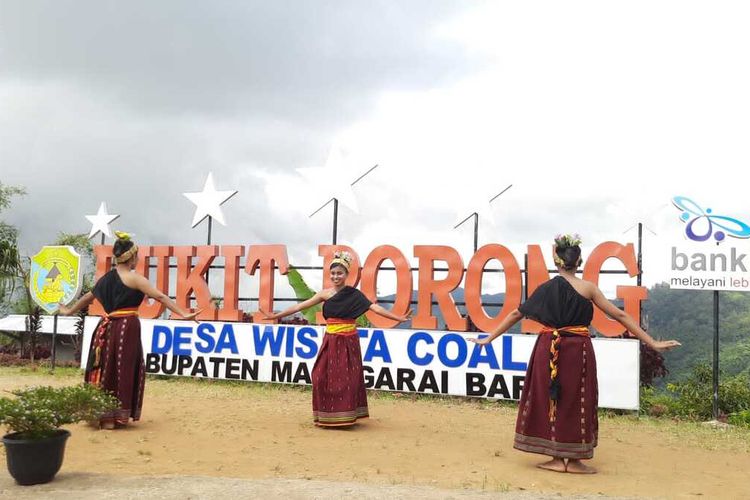 Kelompok Sadar Wisata (Pokdarwis) Desa Wisata Coal menggelar Festival Natas Labar untuk menggaet wisatawan mancanegara dan Nusantara, Jumat, (21/4/2023). 