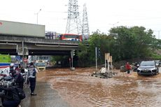 Pengendara Nekat Terobos Banjir Jalan KH Noer Ali Bekasi, Motor-motor Mogok