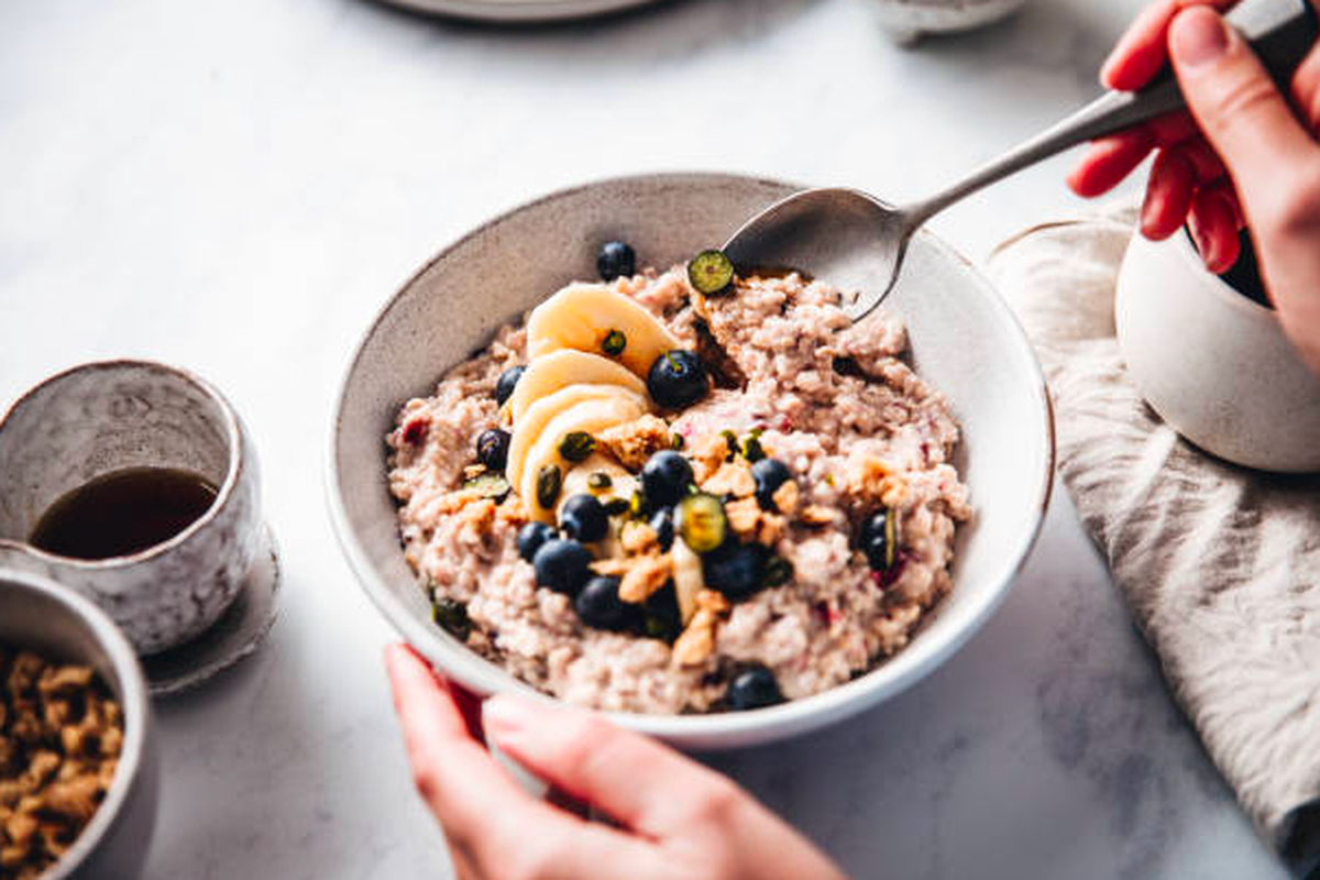 Ilustrasi oatmeal. Ahli gizi mengungkapkan bahwa tidak semua karbo perlu dihindari saat diet, bahkan ada jenis yang justru membantu menurunkan berat badan.