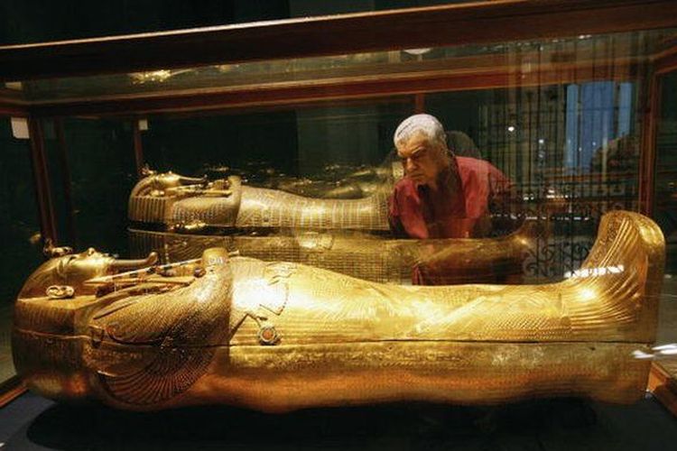 Dr Hawass, saat melihat peti Tutankhamun.