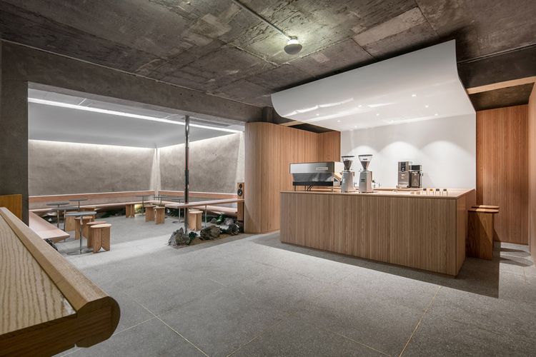 Desain interior Cafe Oriente, yang memadukan kesan minimalis dan unsur tradisional