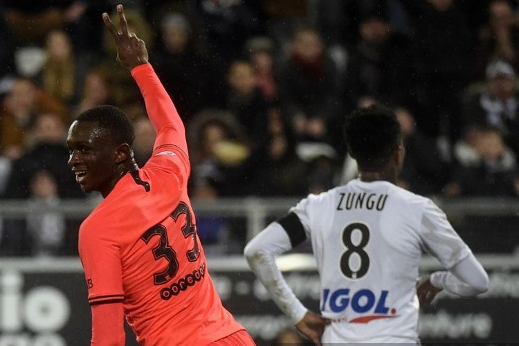 Bek PSG, Tanguy Kouassi merayakan setelah mencetak gol selama pertandingan sepak bola L1 Prancis antara Amiens SC dan Paris Saint-Germain (PSG) di stadion Licorne di Amiens, Prancis utara, pada 15 Februari 2020.