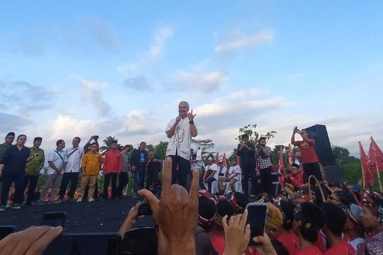 Calon presiden (Capres) Ganjar Pranowo menyindir pencopotan baliho miliknya di sejumlah tempat saat kampanye di Magelang Jawa Tengah pada Minggu (17/12/2023)