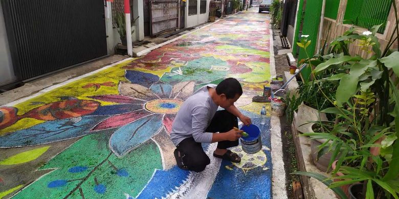 Warga tampak melukis mural di Jalan setapak sepanjang 140 meter dengan lebar empat meter di Jalan Santosa Asih IV RT 8 RW 5 Kelurahan Cipamokolan, Kecamatan Rancasari, Kota Bandung, untuk menyambut HUT ke-75 RI pada 17 Agustus 2020. 