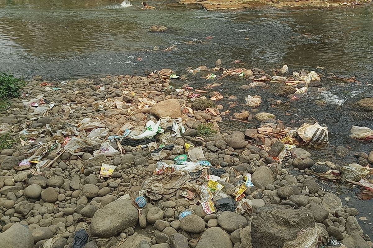 Sejumlah anak-anak berenang dan menemukan sampah plastik di bantaran Sungai Ciliwung yang tercemar gunung sampah yang ada di Kampung Kedunghalang Lebak, Desa Cilebut Timur, Kecamatan Sukaraja, Bogor, Jawa Barat, Rabu (25/9/2019).