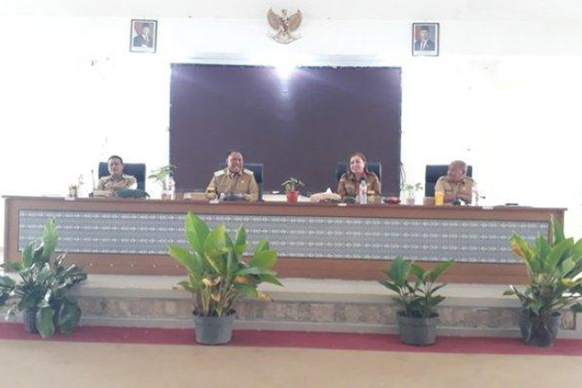 Bupati dan Wakil Bupati melakukan rapat perdana membahas mutu pendidikan di TTS, bersama seluruh kepala sekolah se-kabupaten TTS, di Aula Mutis, Kantor bupati setempat, Selasa (11/3/2025).