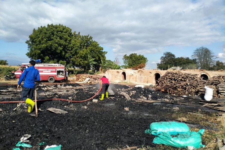 Gudang penyimpanan arang milik Kusnadi (53) asal Dusun Krajan Melek, Desa Sumberejo, Kecamatan Banyuputih, Kabupaten Situbondo, Provinsi Jawa Timur terbakar pada Kamis (1/8/2024) .