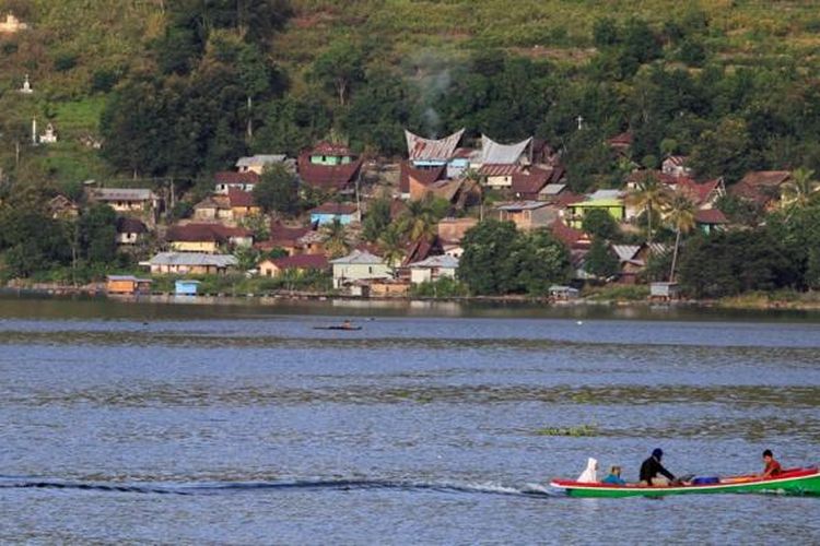 Danau Toba terlihat dari Pulau Samosir, Kecamatan Pangururan, Kabupaten Samosir, Sumatera Utara, Sabtu (23/7/2011). Danau Toba adalah danau terbesar di Indonesia. Danau hasil volcano tektonik terbesar di dunia, dengan panjang danau 87 kilometer dan lebar 27 kilometer, terbentuk dari letusan gunung berapi raksasa (supervolcano) yang terjadi sekitar 75 ribu tahun lalu.