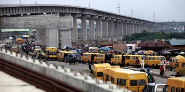 Pembangunan jalan kereta api di sebuah distrik di kota Lagos, Nigeria. 