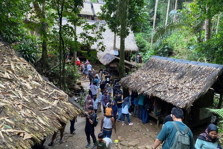 Kawasan wisata Baduy ramai pengunjung yang hendak berburu durian, Senin (27/1/2025).