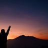 Pengalaman Lihat Golden Sunrise di Kaki Gunung Salak, Super Keren!