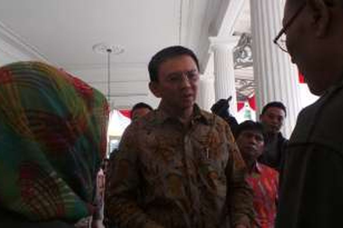 Gubernur DKI Jakarta Basuki Tjahaja Purnama saat bertemu dengan warga di pendopo Balai Kota DKI Jakarta, Jumat (12/8/2016).