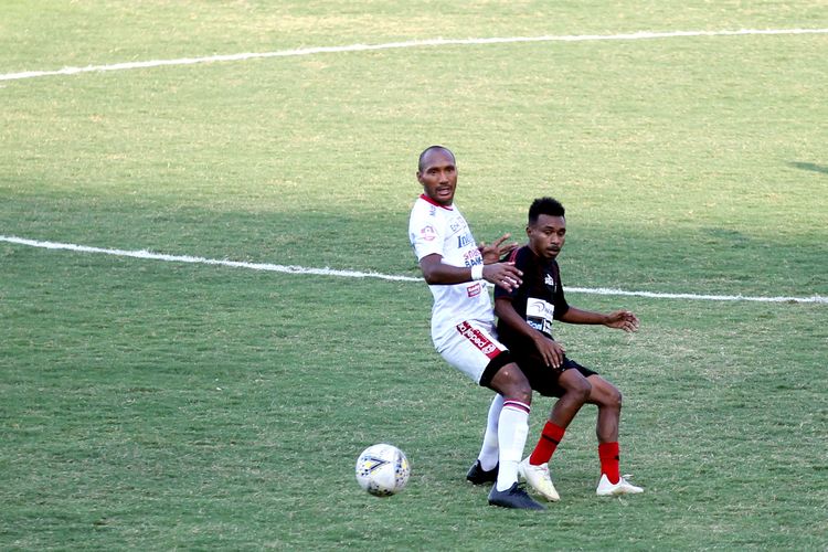 Pencetak gol kedua Persipura Jayapura Todd Rivaldo Ferre (kanan) dijaga ketat Pemain Bali United, Leonard Tupamahu saat berlangsung Pekan 28 Liga 1 2019 yang berakhir dengan skor 2-2 di Stadion Gelora Delta Sidoarjo, Jawa Timur, Senin (11/11/2019) sore. 