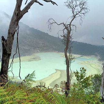 Pemandangan Danau Kawah Putih di Desa Alam Endah, Kecamatan Rancabali, Kabupaten Bandung, Jawa Barat yang mengalami kekeringan sejak sebulan lalu