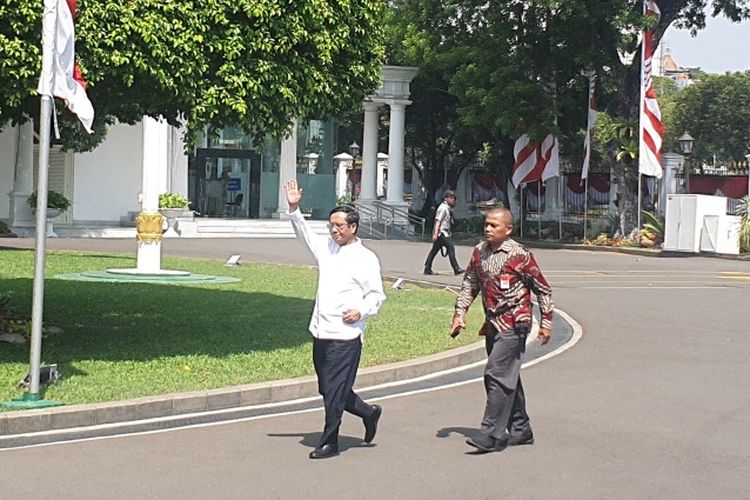 Mantan Ketua Mahkamah Konstitusi Mahfud MD mendatangi Istana Kepresidenan Jakarta, Senin (21/10/2019). Ia datang menggunakan kemeja putih lengan panjang. 