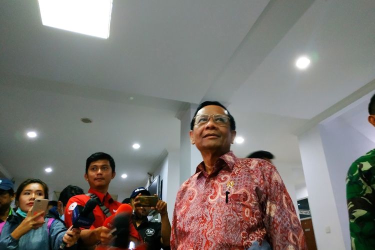 Menko Polhukam Mahfud MD di Kantor Bupati Natuna, Kepulauan Riau, Kamis (6/2/2020).