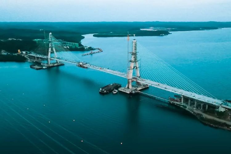 Jembatan ini memiliki bentang utama sepanjang 804 meter, jembatan pendekat 167 meter, dan jalan akses sepanjang 1.969 meter dikerjakan dengan biaya pembangunan Rp 1,33 triliun.
