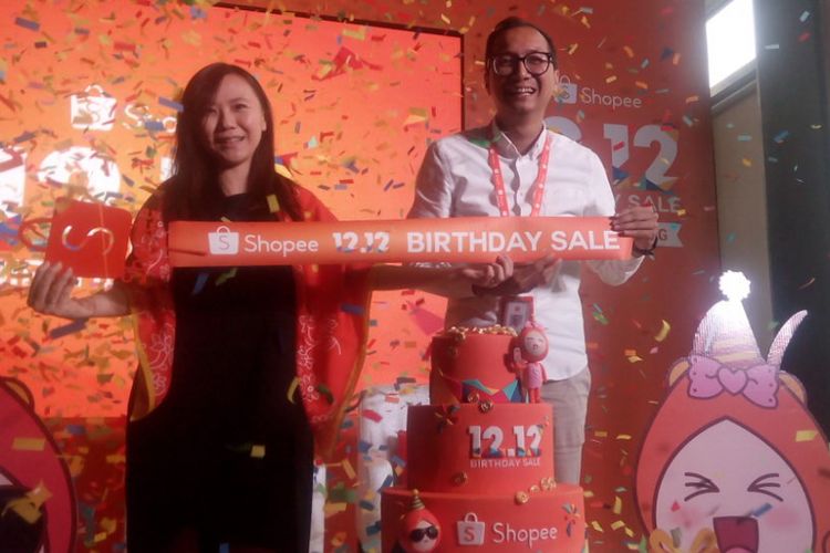 Director of Shopee Indonesia, Christin Djuarto (kiri) dan Country Brand Manager Shopee, Rezki Yanuar (kanan) meluncurkan festival 12.12 Birthday Sale di The Plaza Tower, Jakarta Pusat, Rabu (28/11/2018).