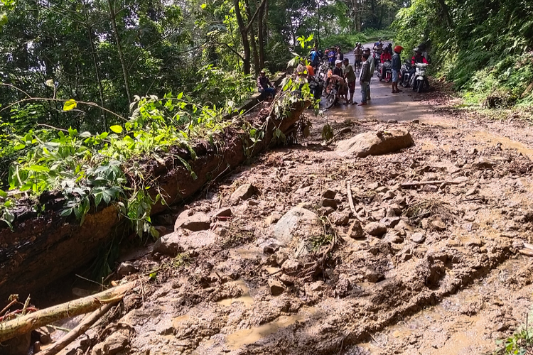 Bencana tanah longsor terjadi di perbukian piket nol Lumajang, Jumat (12/8/2022)