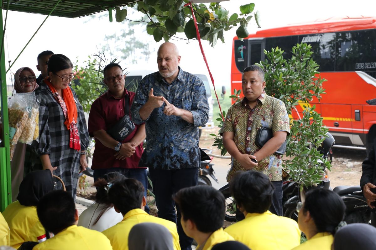 Kunjungan edukasi diinisiasi oleh Fakultas Ilmu Sosial dan Ilmu Politik dan Fakultas Teknik, Universitas Indonesia bersama dengan Monash University ke Desa Padamukti, Jumat (16/11/2024).