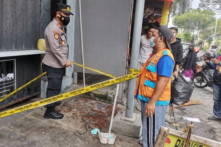 Polisi melihat lokasi di mana jasad MHA ditemukan sudah membusuk di dalam selokan yang ada di Perumahan GKB, Gresik, Rabu (10/11/2021).