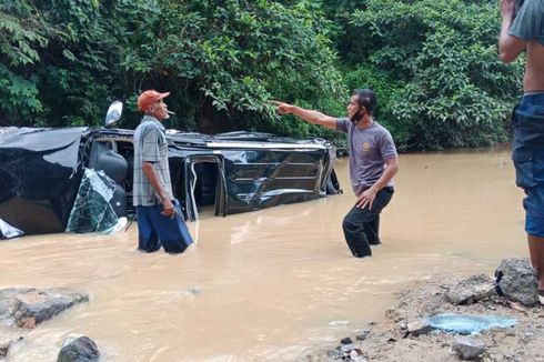 Pajero Terjun ke Sungai Usai Senggol Motor dan Mobil, Polisi: Pengemudi Dilarikan ke RS