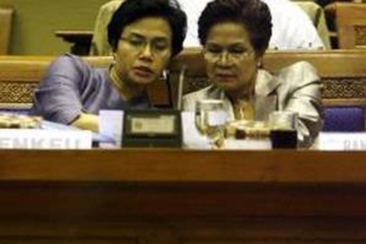 Menteri Keuangan Sri Mulyani dan Deputi Senior Gubernur Bank Indonesia, Miranda Goeltom saat menghadiri rapat dengan Panitia Anggaran DPR-RI, Jakarta.