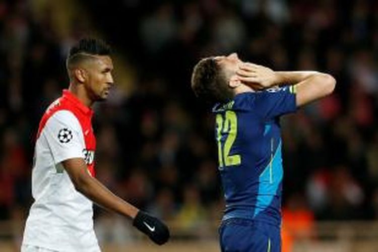 Ekspresi striker Arsenal, Olivier Giroud (kanan), seusai gagal menyarangkan bola ke gawang AS Monaco pada leg kedua 16 besar Liga Champions, di Stade Louis II, Selasa (17/3/2015). 

