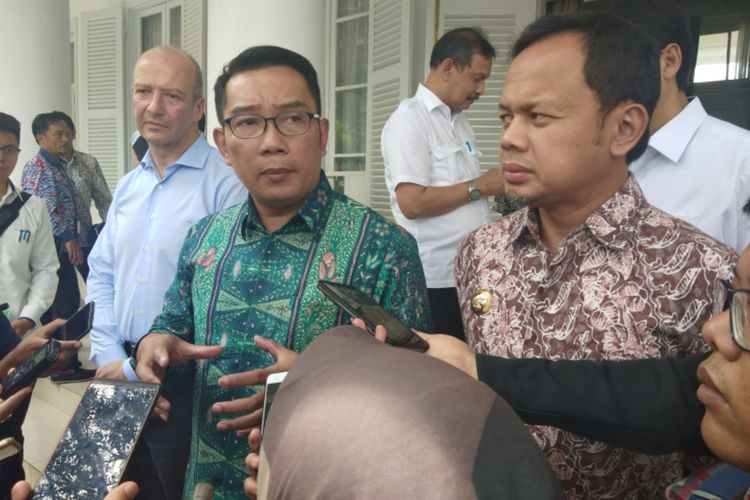 Gubernur Jawa Barat Ridwan Kamil saat diwawancarai awak media seusai menggelar rapat bersama perwakilan perusahaan asal Inggris Plastic Energy di Gedung Pakuan, Jalan Otista, Kota Bandung, Rabu (5/2/2020).