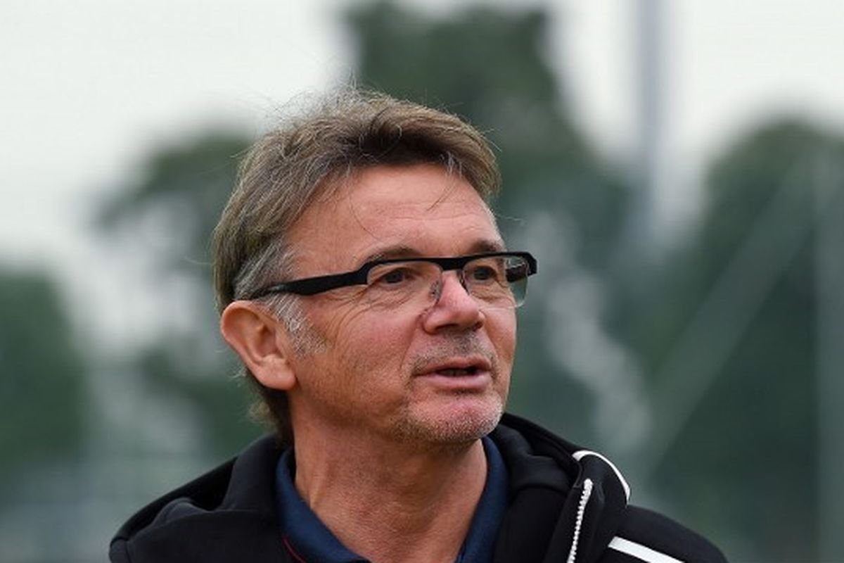 Foto yang diambil pada 13 Januari 2020, menunjukkan Philippe Troussier saat sedang bertugas sebagai direktur teknik Akademi Sepak Bola Vietnam (PVF). Troussier yang pernah dipecat usai Qatar kalah dari Indonesia pada Piala Asia 2004 bakal menggantikan Park Hang-seo sebagai pelatih timnas Vietnam. (Foto oleh: NHAC NGUYEN/AFP)