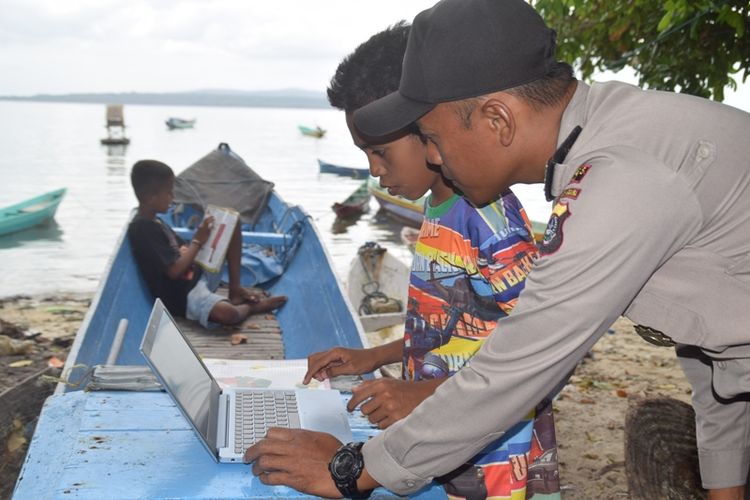 Bripka Muhamad Arifudin merasa terpanggil untuk mengajarkan internet dan laptop pada anak-anak nelayan Desa Banabungi, Kecamatan Kadatua, Kabupaten Buton Selatan, Sulawesi Tenggara