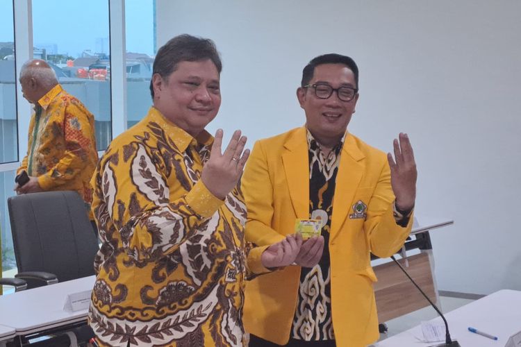 Gubernur Jawa Barat Ridwan Kamil atau Kang Emil (kanan) resmi diumumkan sebagai kader Partai Golkar di kantor DPP Partai Golkar, Jakarta Barat, Rabu (18/1/2023). 