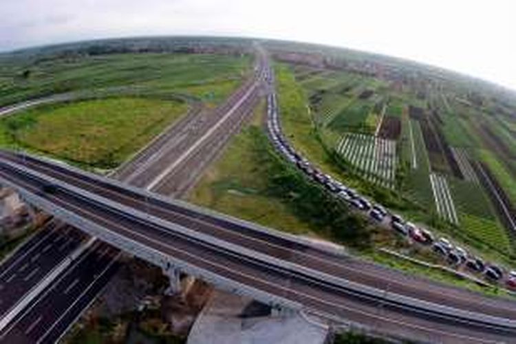 Kemacetan mengular sepanjang 18 kilometer di ruas tol Pejagan - Brebes Timur, Jawa Tengah, Jumat (01/07/2016). Puncak arus mudik diperkirakan terjadi pada H-3 lebaran.