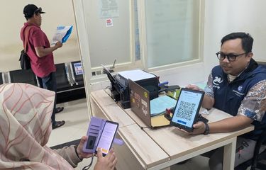 Aktivitas ekonomi wilayah perbatasan Indonesia-Malaysia di Kalimantan Barat (Kalbar) kini memasuki babak baru. Bank Kalbar resmi meluncurkan fitur QRIS Cross Border, sistem pembayaran digital lintas negara yang memungkinkan masyarakat Indonesia dan Malaysia bertransaksi cukup dengan memindai satu kode QR.