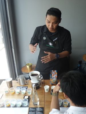 Salah satu coffee master yang berpartisipasi dalam pemecahan rekor Museum Rekor Indonesia (MURI) Starbucks Indonesia untuk Penyelenggaraan Coffee Brewing Master Class 24 Jam Tanpa Henti, Selasa (1/10/2019).