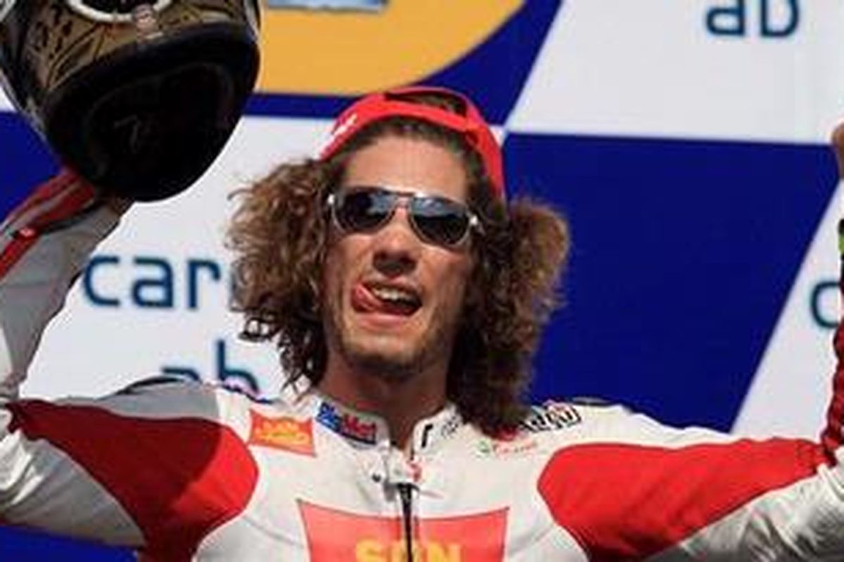 Pebalap Gresini Honda, Marco Simoncelli, meluapkan kegembiraannya setelah naik podium nomor tiga di Brno, Republik Ceko, Minggu (14/8/11). Ini adalah podium pertama Simoncelli pada MotoGP 2011.