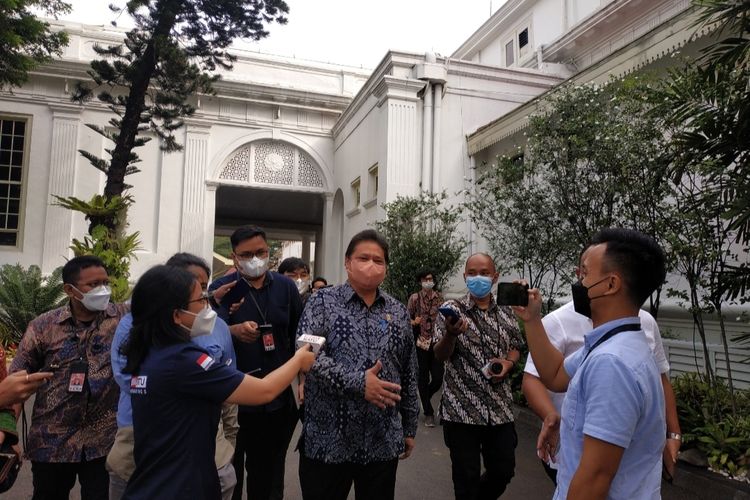 Menko Perekonomian Airlangga Hartarto usai menghadiri rapat terbatas evaluasi PPKM di Kompleks Istana Kepresidenan, Senin (13/6/2022).