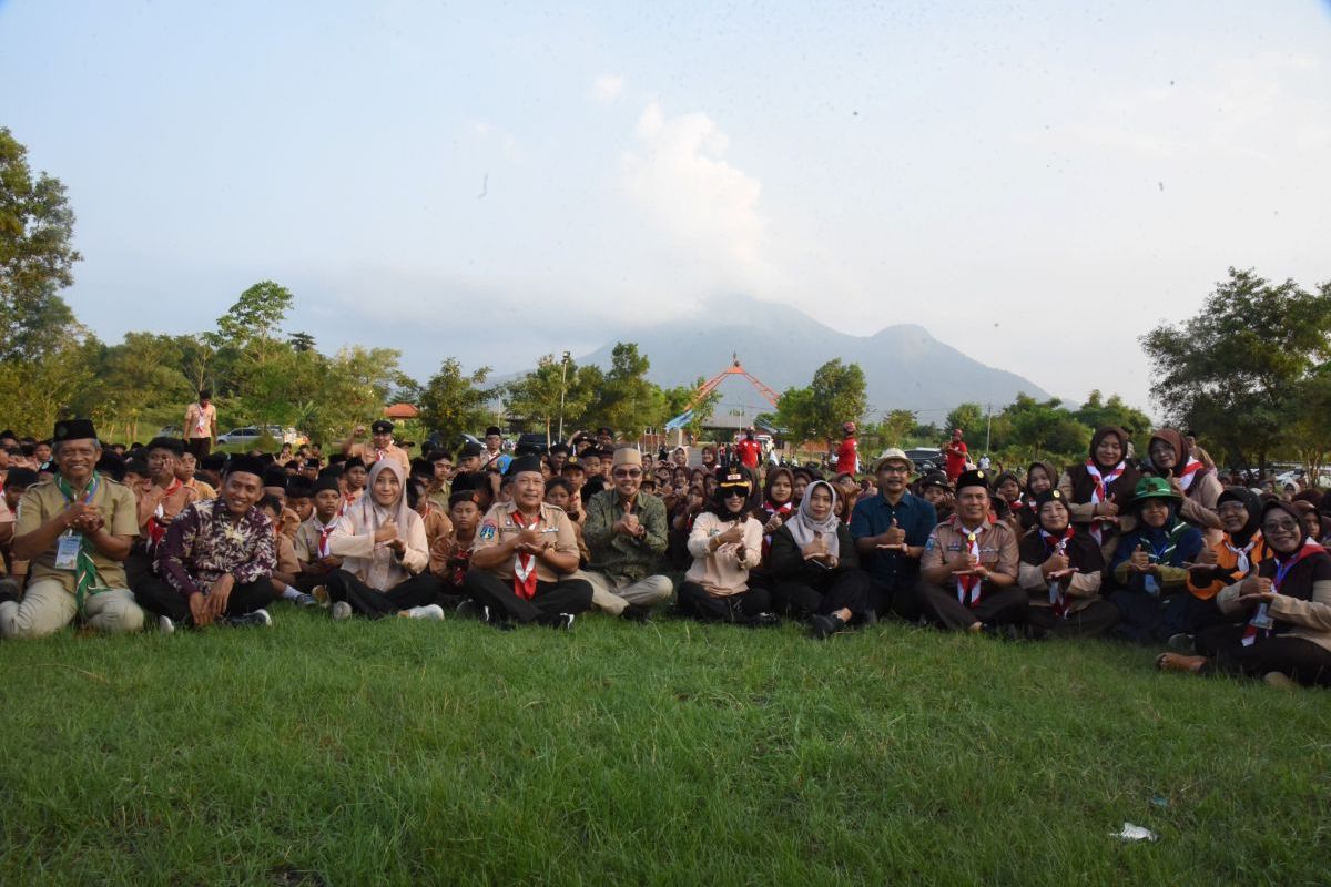Wakil Bupati Sidoarjo Mimik Idayana bersama peserta 1.000 Yatim Camp. 