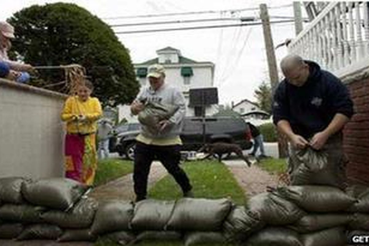 Warga New York mulai mempersiapkan kemungkinan terburuk