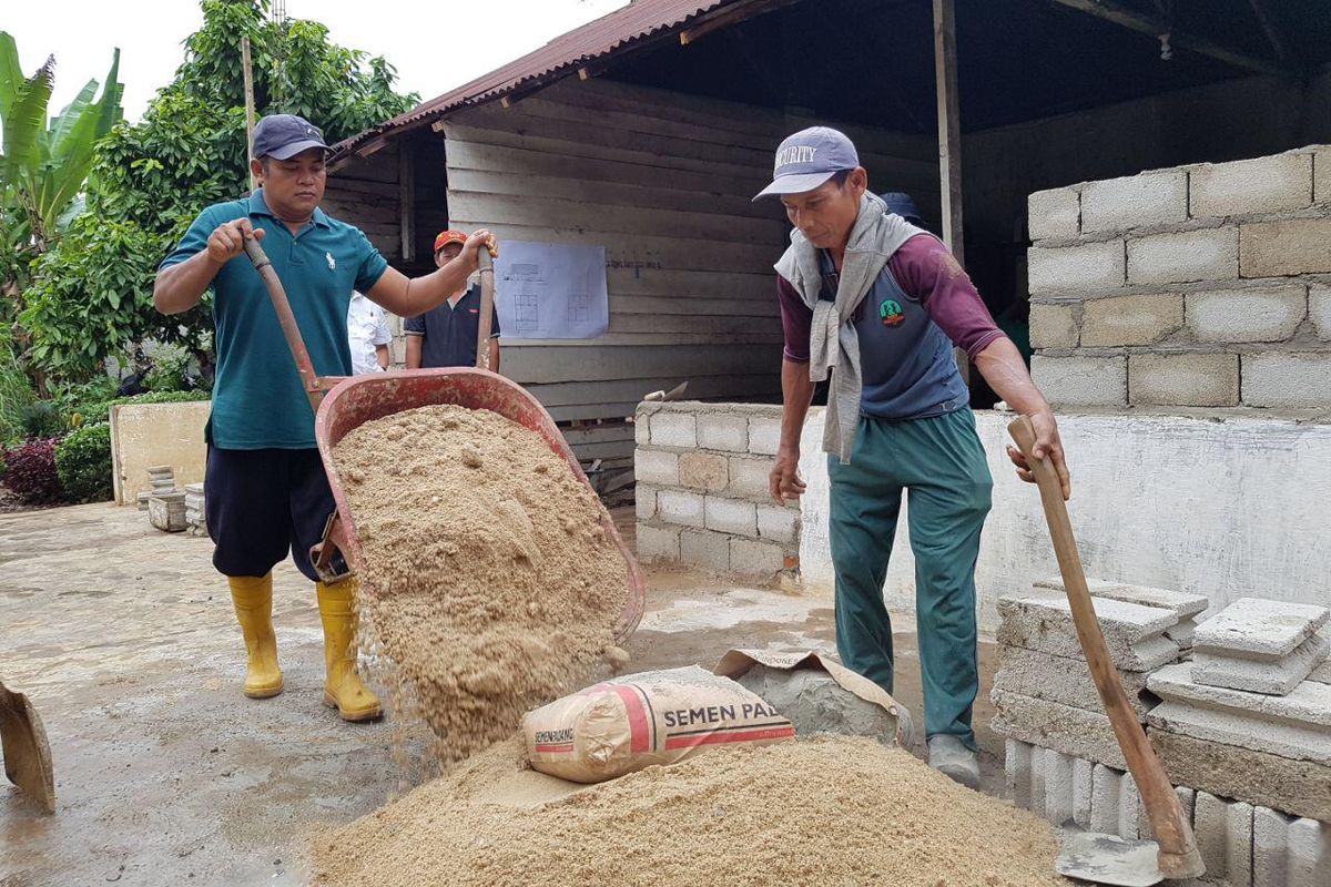 Warga saling membantu untuk pelaksanaan program BSPS.