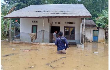 Sungai Riko yang melintasi Kelurahan Riko dan Desa Bukit Subur, Kecamatan Penajam, Kabupaten Penajam Paser Utara, Kalimantan Timur, meluap setelah hujan lebat turun sekitar enam jam pada Selasa (18/2/2020).