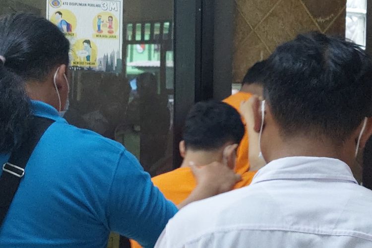 Dua penjambret diamankan setelah beraksi merampas ponsel milik seorang pelajar VA (15) di Jalan Sahabat Baru, Duri Kepa, Kebon Jeruk, Jakarta Barat pada Minggu (29/5/2022) siang.