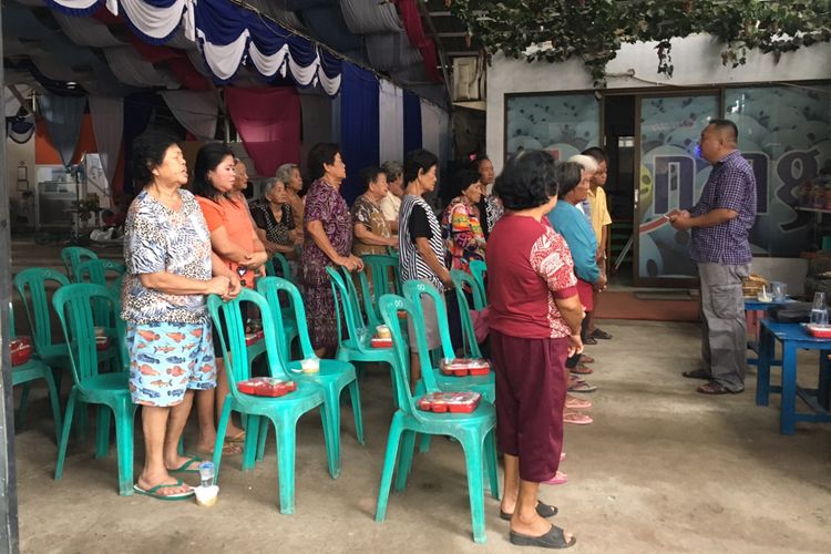 Para lansia yang hadir dalam acara bakti sosial, yang dilakukan jelang Imlek dengan membagikan angpao oleh Kelenteng Hok Lay Kiong, Kota Bekasi, Jawa Barat, Selasa (13/2/2018).