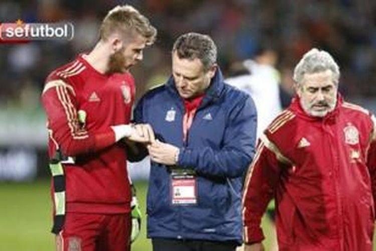 KIper Tim Nasional Spanyol, David de Gea, mengalami cedera dislokasi pada jarinya dalam sesi latihan, Jumat (14/11/2014). 