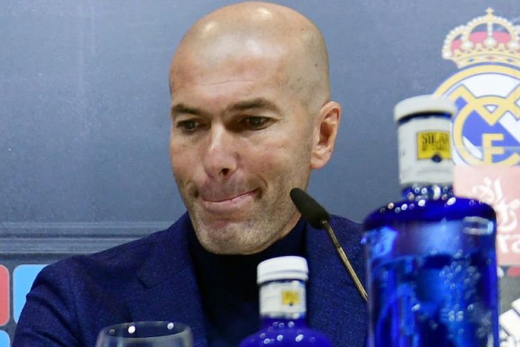Ekspresi Zinedine Zidane saat mengkonfirmasi mundur sebagai pelatih Real Madrid di Valdebebas, Madrid, Spanyol, pada Kamis (31/5/2018).
