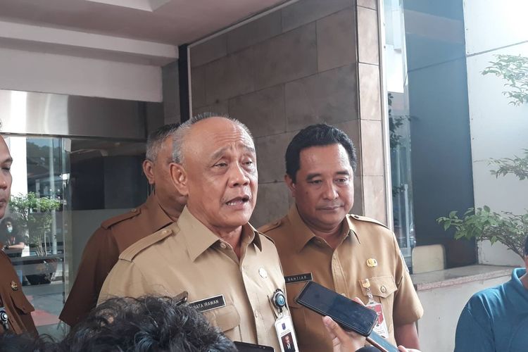 Direktur Politik Dalam Negeri Ditjen Politik dan Pemerintahan Umum Kemendagri Bahtiar (kanan), dan Direktur Jenderal Bina Pemerintahan Desa Kemendagri Nata Irawan di Gedung Kemendagri, Jakarta Pusat, Selasa (12/11/2019). 