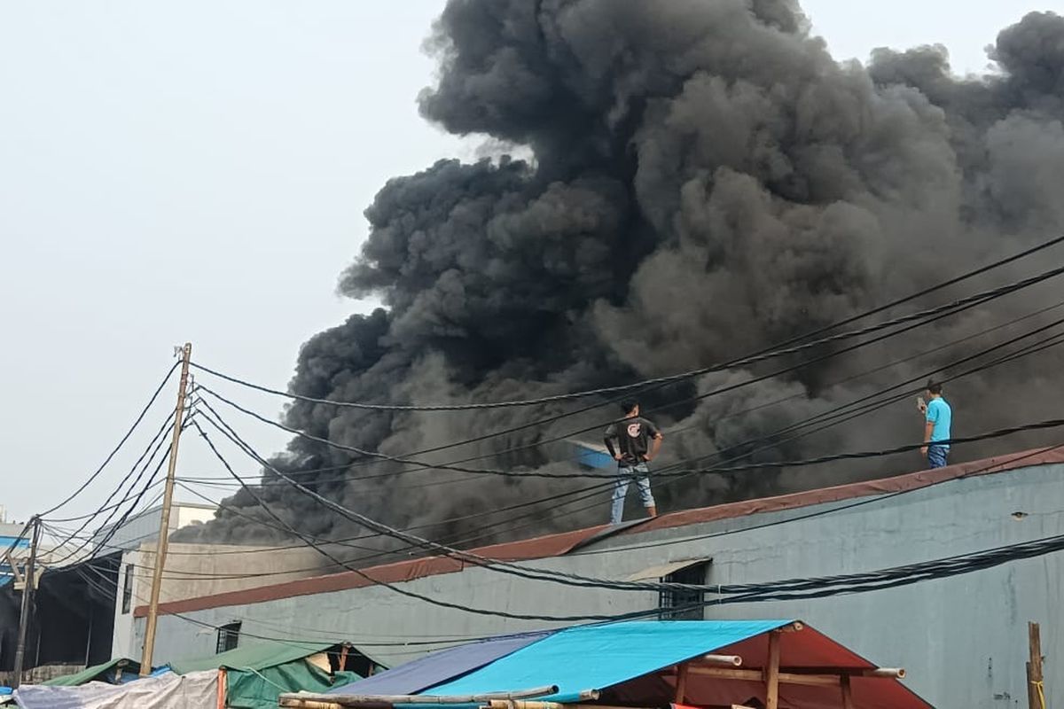 Gudang Wallpaper di Muara Baru Terbakar, Asap Hitam Membubung Tinggi