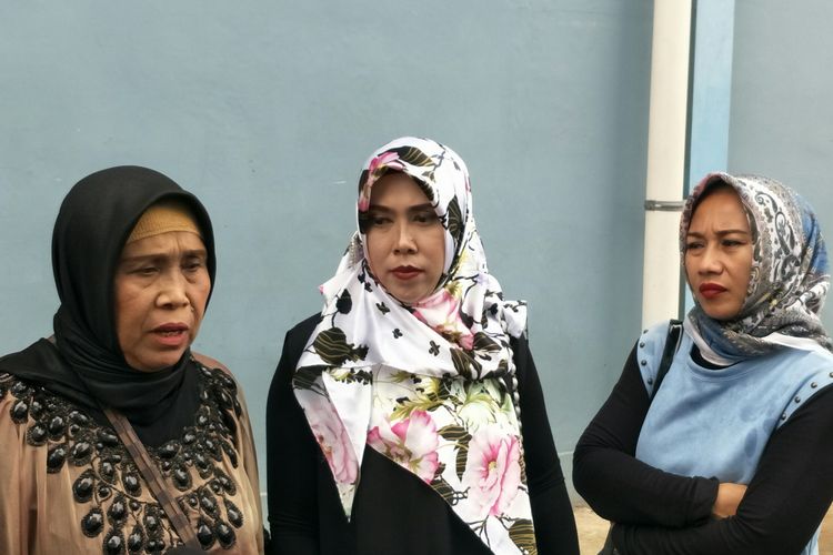 Utisah, ibunda Lina, Yani (adik Lina), dan Butet mantan asisten Lina saat ditemui di kawasan Tendean Jakarta Selatan Senin (17/2/2020)