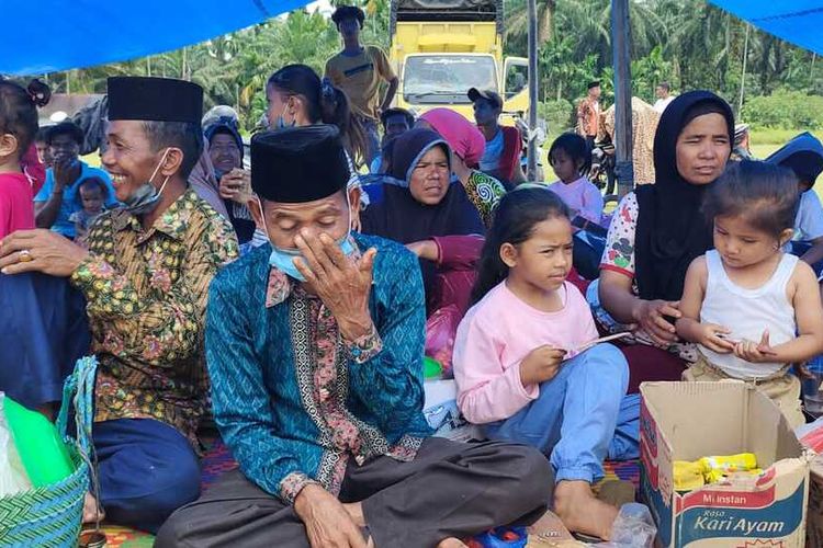 Ratusan korban gempa bumi mengungsi di lapangan bola belakang Kantor Camat Tigo Nagari, Kabupaten Pasaman, Sumbar.